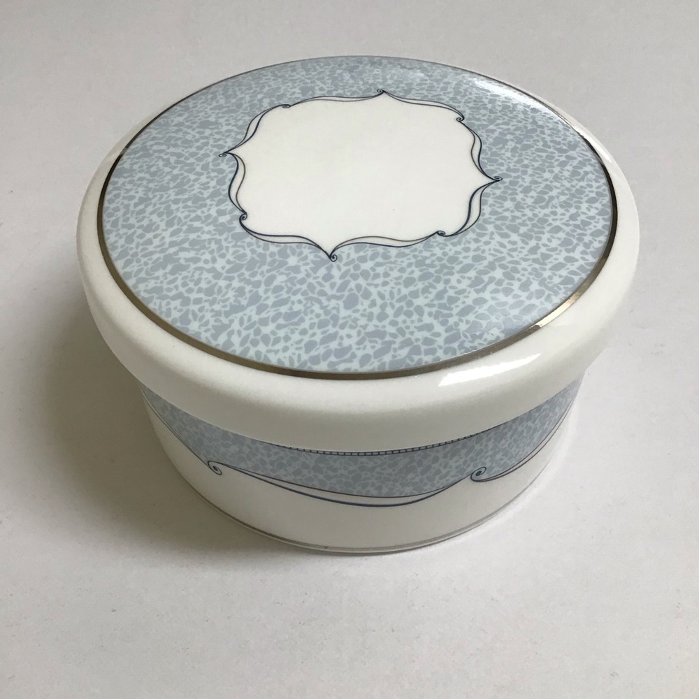 Wedgwood Porcelain Powder Box VENICE Trinket Jewelry Signed Vanity Boudoir Round - Picture 2 of 16